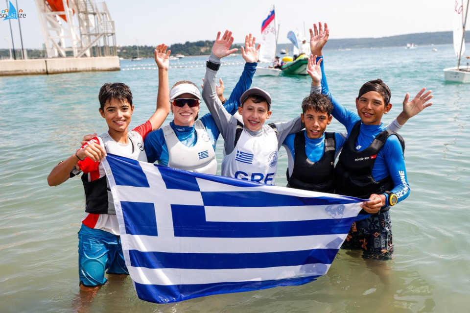 Greece Secures Back-to-Back Optimist World Championship Titles!Greece has achieved an extraordinary success in international sailing, claiming the Optimist World Championship title for the second consecutive year.Nikolaos Pappas was crowned the 2025 World Champion at the competition held in Portorož, Slovenia. Following Iason Panagopoulos's victory in 2024, Pappas delivered an exceptional performance to win the gold medal, ensuring the cup remains in Greece.Other Notable Team Results:George Karnavas finished in an excellent 9th place.Marianna Makri placed 6th in the girls' category.Detsis and Diagellakis finished 46th and 54th, respectively, in the Gold Fleet.The Greek team secured 2nd place in the Nations Cup.Coaching Success: Congratulations to the coaching staff—Leonidas Clarke Lens, Despina Orphanidou, Yiannis Zaponidis, Konstantinos Nikolakis—and to National Coach Antonis Drosopoulos, who has consistently elevated Greece's position on the world sailing map.Additionally, fellow Greek coach Christos Chionas celebrated a third-place finish in the same championship as the National Coach of Denmark.