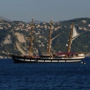 Today the Palinuro Navy school ship has landed in the port of Kefalonia (Cephalonia, Greece) where it will remain parked until September 10th. In Cephalonia, the crew of Palinuro will pay tribute to the Italian soldiers who died at the end of the Second World War at the hands of the German troops, at the memorial dedicated to them. A moment of reflection and communion towards all those soldiers who have sacrificed their lives in the fulfillment of their duties.