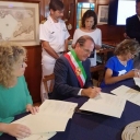 "Blue Watcher: fishermen and Marevivo together for the sea" . Signed the memorandum of understanding between the Municipality of Gaeta, the Chamber of Commerce of Latina and Marevivo, for the proper disposal of marine waste recovered by fishermen. The signing took place on Friday 6 July on board the ship "Palinuro" moored at the quay "Caboto".“Blue Watcher: pescatori e Marevivo insieme per il mare”. Firmato il protocollo d’intesa tra il Comune di Gaeta, la Camera di Commercio di Latina e Marevivo, per il corretto smaltimento dei rifiuti marini recuperati dai pescatori. La firma è avvenuta venerdì 6 luglio a bordo della nave “Palinuro” ormeggiata presso la banchina “Caboto”.