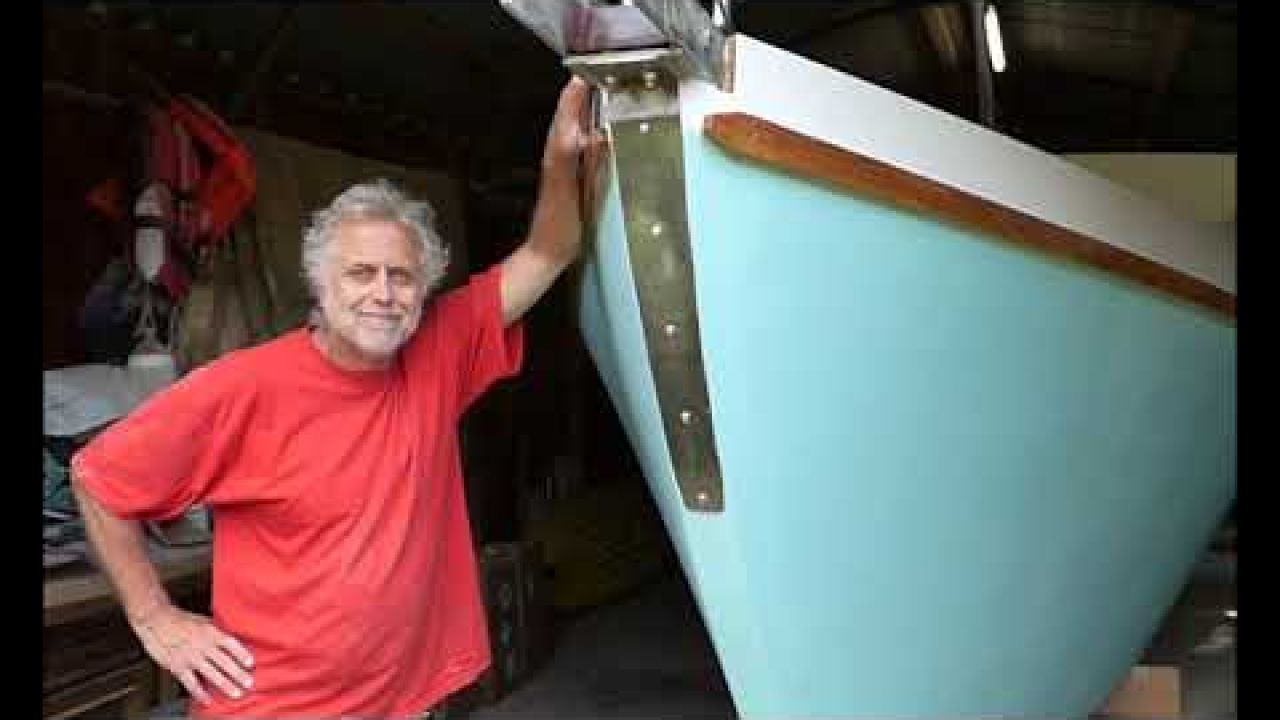 Building a sailboat; Non-slip deck coating, shore power and hatches galore! - SV Tapatya EP144