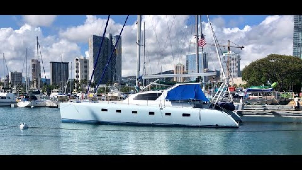 Sailing Catamaran or Monohull? Luxury Yacht Tour Hawaii / Yoga Boat